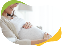Kõhupuhituseta rase naine istub naeratades ja silitab beebikõhtu.