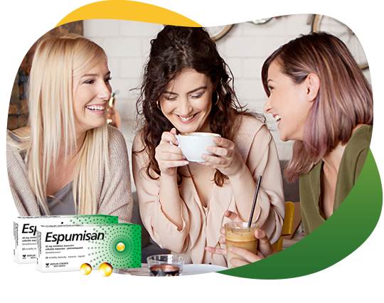 Kolm sõbrannat joovad kohvi ja veedavad aega, jagades teavet kõhugaaside ja Espumisani kohta. Esiplaanil on Espumisan 40 mg kapslite pakendi foto.